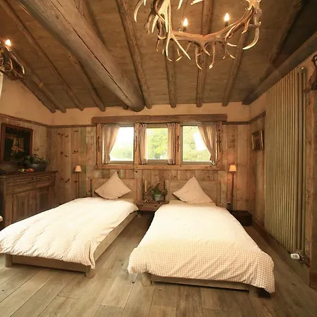 Luxurious Chalet With Jacuzzi And Sauna בקתה